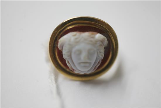 An antique gold and Roman? sardonyx cameo set oval ring, size L.